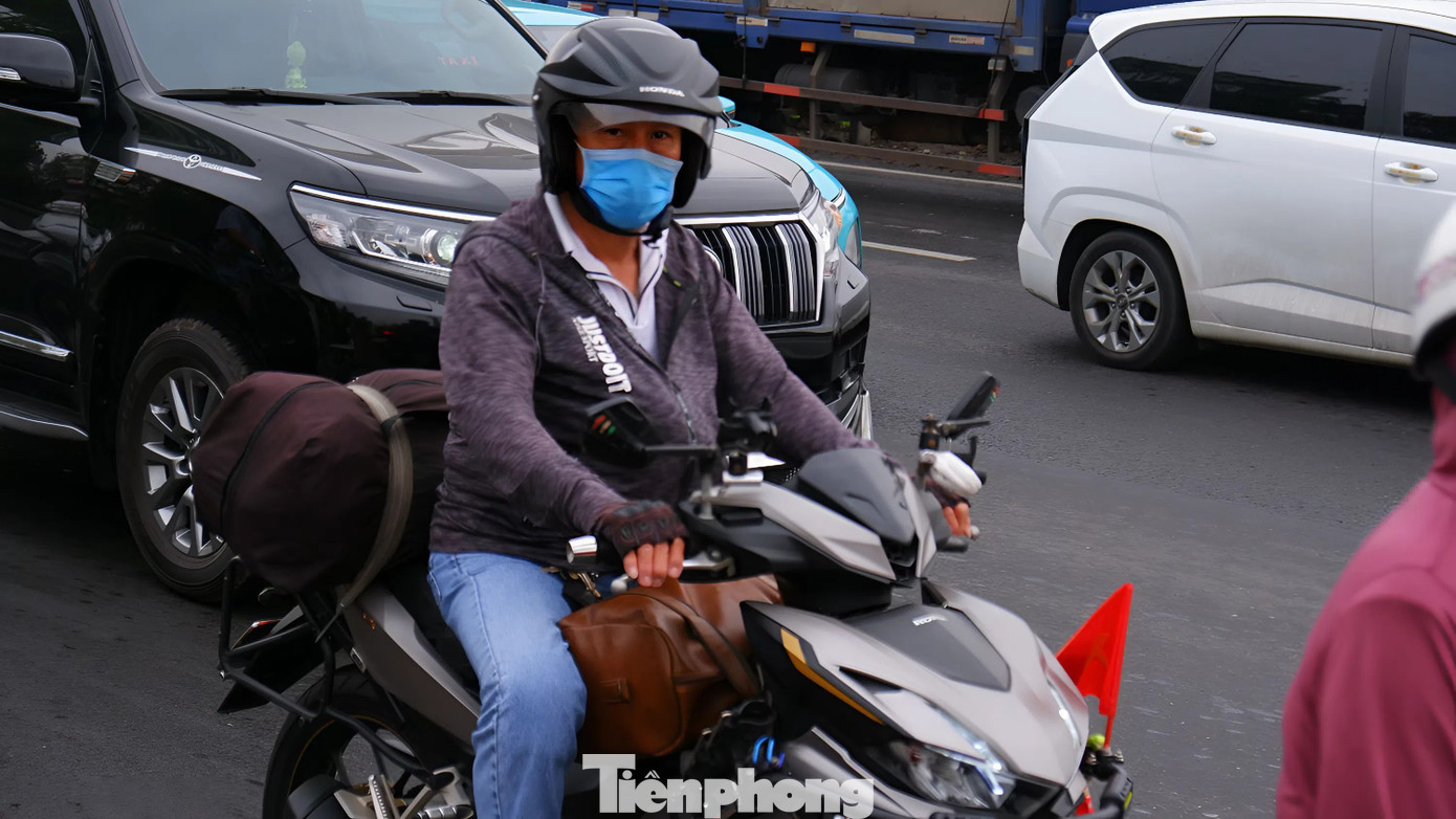 Cửa ng&otilde; TPHCM chật k&iacute;n người về qu&ecirc; đ&oacute;n Tết trong mưa tr&aacute;i m&ugrave;a- Ảnh 5.