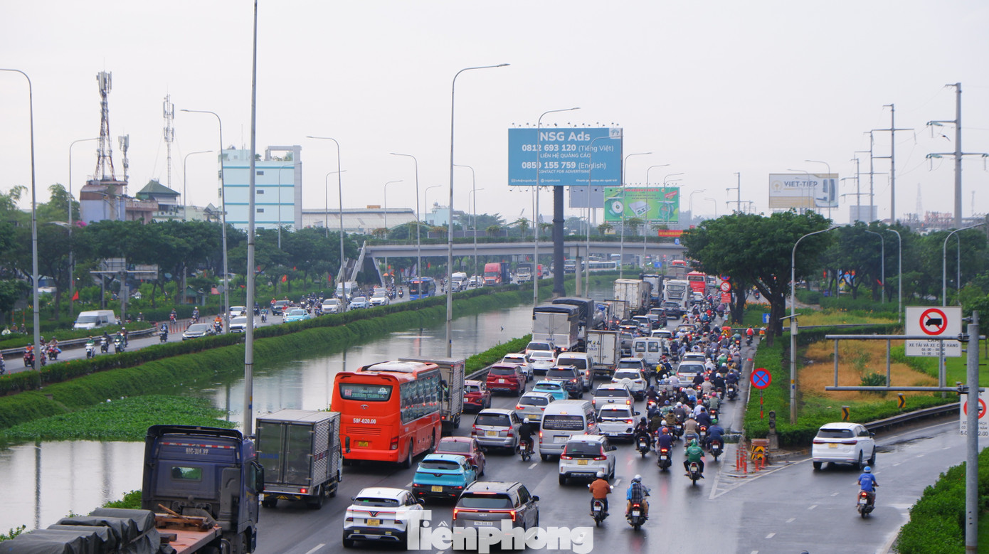 Cửa ng&otilde; TPHCM chật k&iacute;n người về qu&ecirc; đ&oacute;n Tết trong mưa tr&aacute;i m&ugrave;a- Ảnh 2.