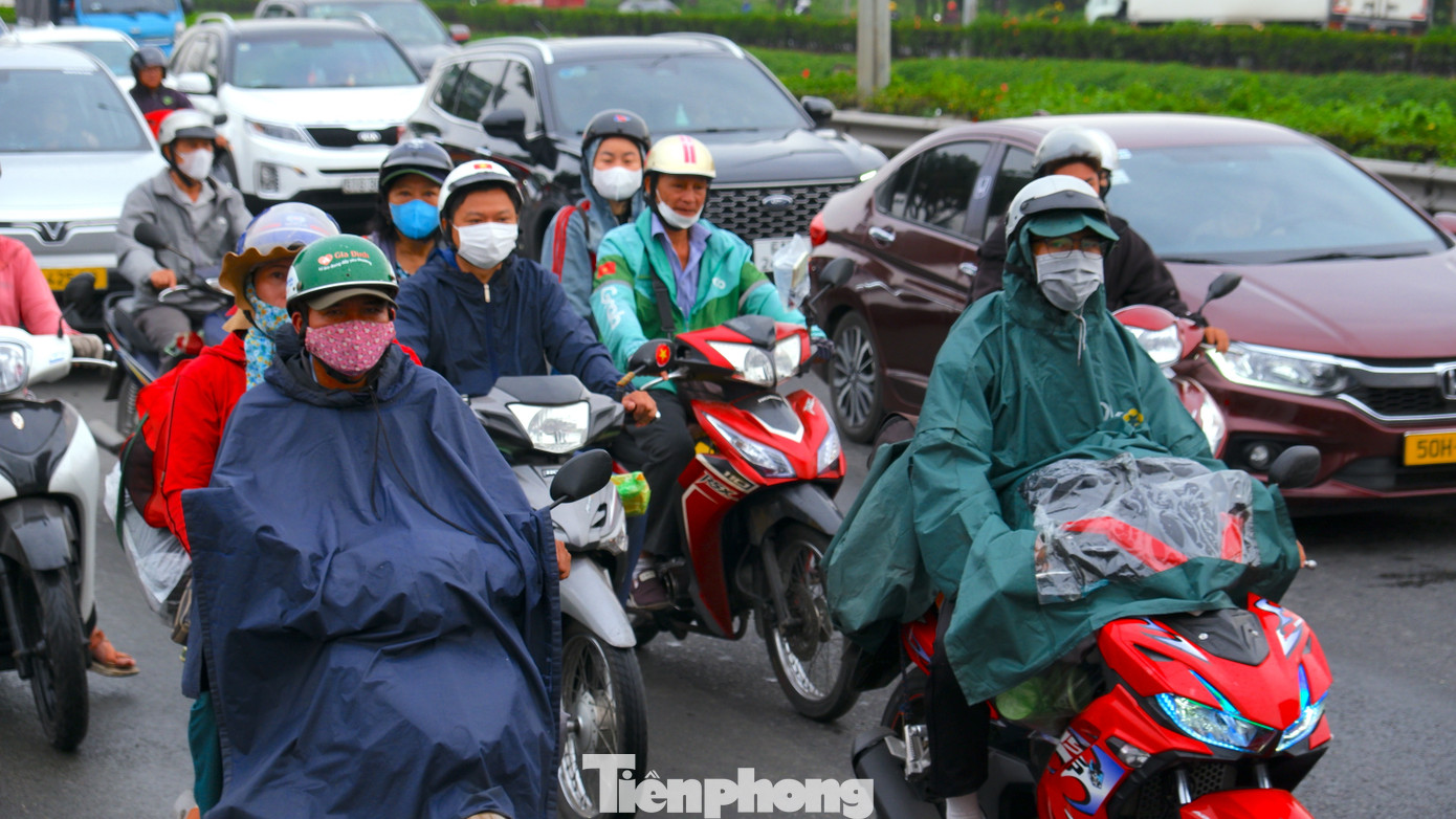 Cửa ng&otilde; TPHCM chật k&iacute;n người về qu&ecirc; đ&oacute;n Tết trong mưa tr&aacute;i m&ugrave;a- Ảnh 1.