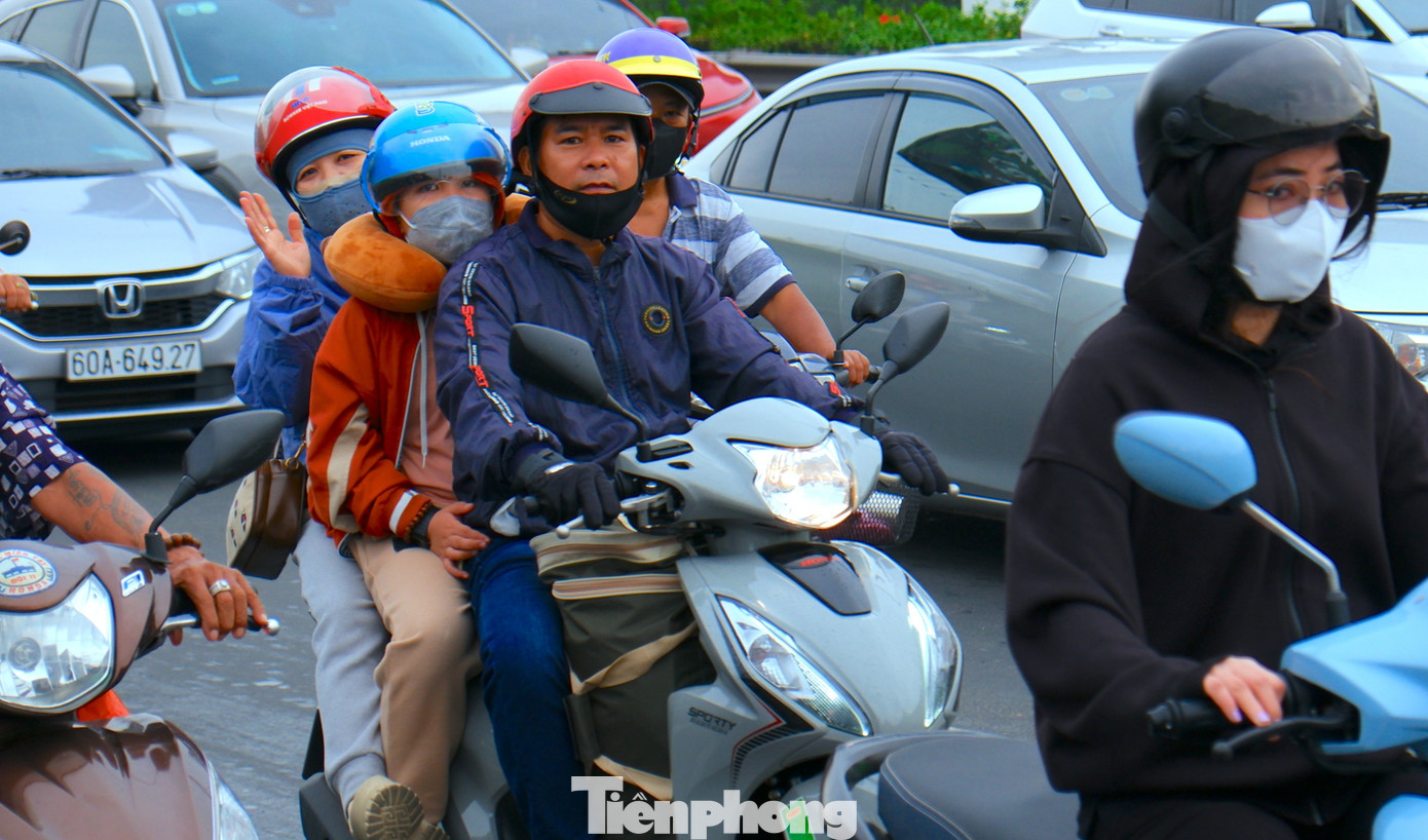 Cửa ng&otilde; TPHCM chật k&iacute;n người về qu&ecirc; đ&oacute;n Tết trong mưa tr&aacute;i m&ugrave;a- Ảnh 3.