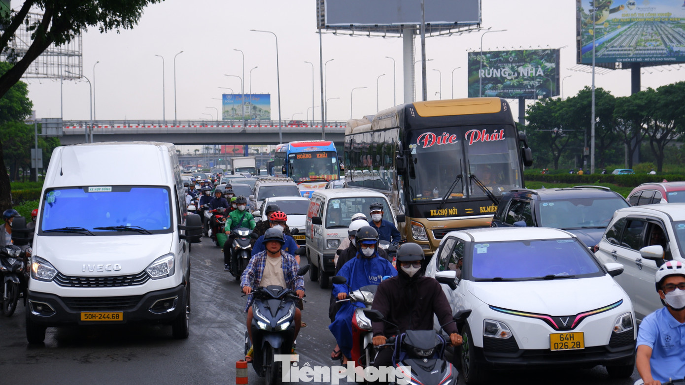 Cửa ng&otilde; TPHCM chật k&iacute;n người về qu&ecirc; đ&oacute;n Tết trong mưa tr&aacute;i m&ugrave;a- Ảnh 6.
