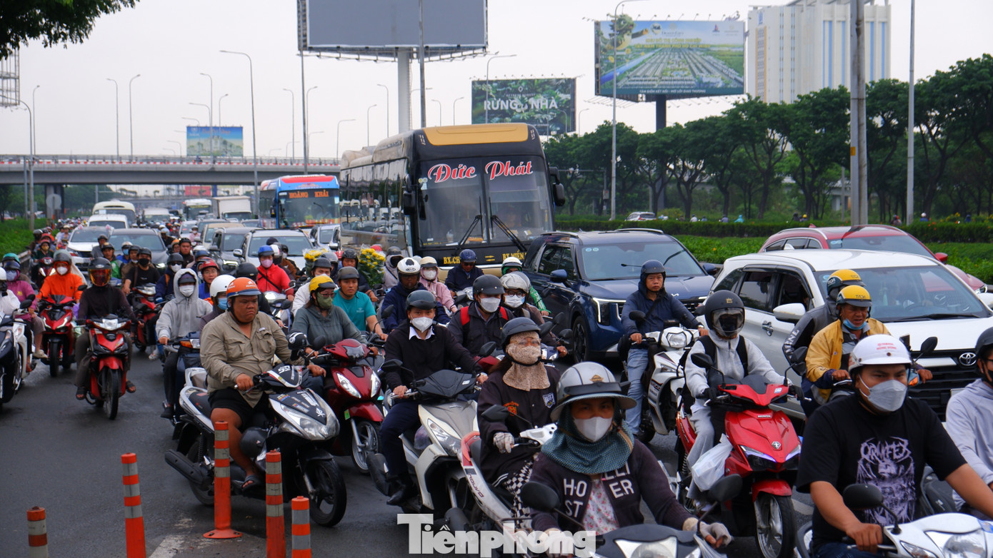 Cửa ng&otilde; TPHCM chật k&iacute;n người về qu&ecirc; đ&oacute;n Tết trong mưa tr&aacute;i m&ugrave;a- Ảnh 8.