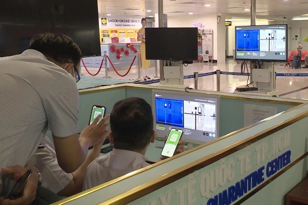 TP. Hồ Ch&iacute; Minh siết chặt kiểm so&aacute;t y tế cửa khẩu, đo th&acirc;n nhiệt 100% kh&aacute;ch nhập cảnh ph&ograve;ng virus Nipah- Ảnh 1.