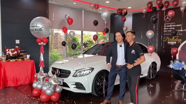 Nh&igrave;n lại d&agrave;n xe của Khoa Pug trước khi tuy&ecirc;n bố ph&aacute; sản: Từ Camry &lsquo;m&aacute;y V6&rsquo; độc lạ tại Mỹ đến cặp đ&ocirc;i Mercedes-Benz hơn 4 tỷ đồng tại Việt Nam- Ảnh 3.