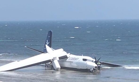 N&Oacute;NG: M&aacute;y bay chở 55 người g&atilde;y c&aacute;nh, rơi xuống khu vực ven biển- Ảnh 1.