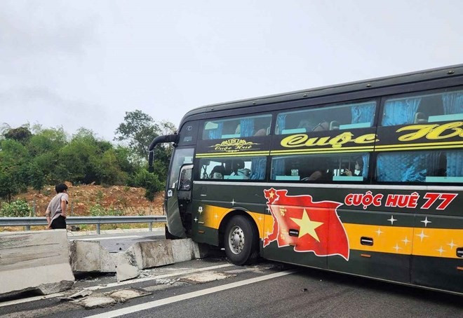 Kh&aacute;ch hoảng loạn la h&eacute;t khi xe mất l&aacute;i, lao v&agrave;o dải ph&acirc;n c&aacute;ch tr&ecirc;n cao tốc- Ảnh 1.