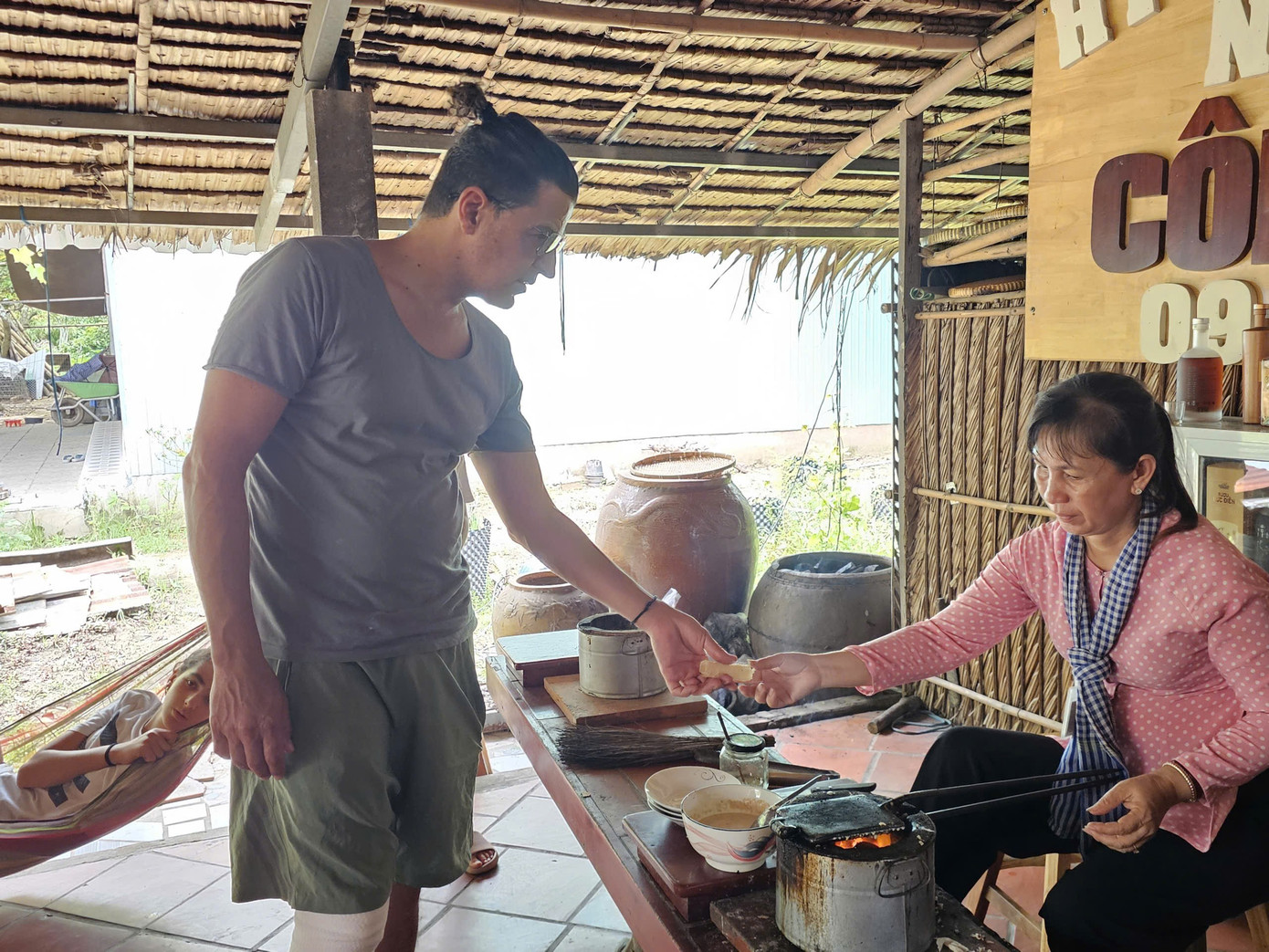 Kh&aacute;ch T&acirc;y 'ăn Tết' sớm ở Cồn Sơn- Ảnh 5.