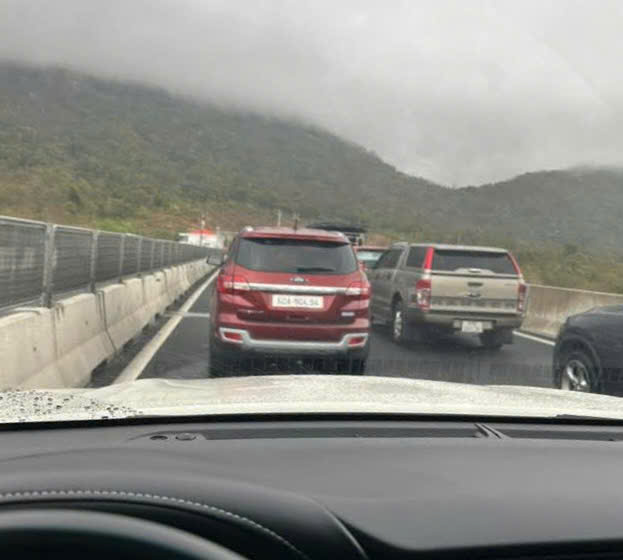 2 vụ tai nạn khiến đường cao tốc từ TPHCM ra miền Trung bị &ugrave;n tắc- Ảnh 3.