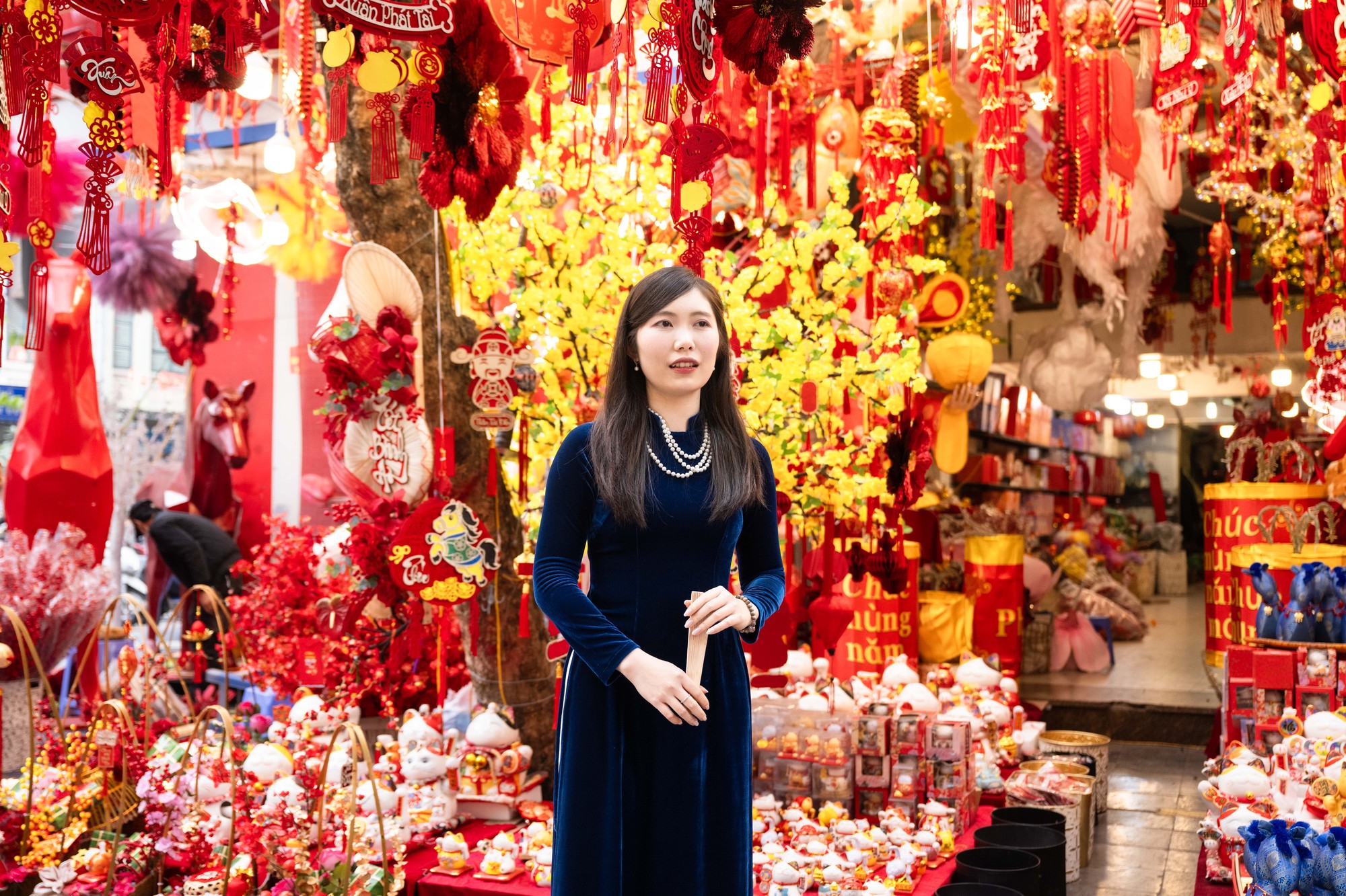 Phố H&agrave;ng M&atilde; đỏ rực những ng&agrave;y gi&aacute;p Tết: Kh&ocirc;ng c&ograve;n cảnh chen nhau chụp ảnh, d&acirc;n t&igrave;nh lặng lẽ sắm sửa đ&oacute;n xu&acirc;n- Ảnh 10.