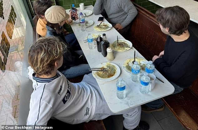 "Drama" nh&agrave; Beckham lại c&oacute; biến: Cruz Beckham bất ngờ c&oacute; động th&aacute;i lạ d&agrave;nh cho anh trai Brooklyn!- Ảnh 3.