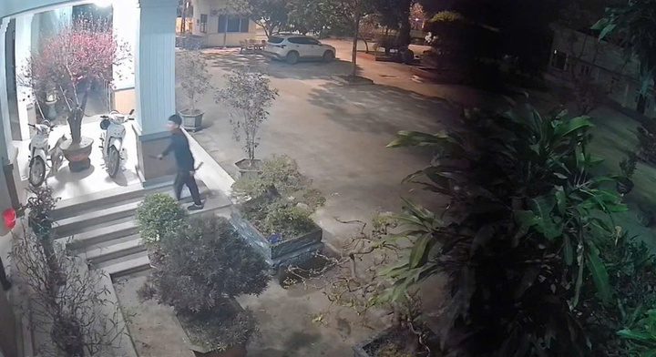 Tạm giữ nam thanh ni&ecirc;n cầm dao x&ocirc;ng v&agrave;o trụ sở c&ocirc;ng an phường ở Bắc Ninh- Ảnh 1.