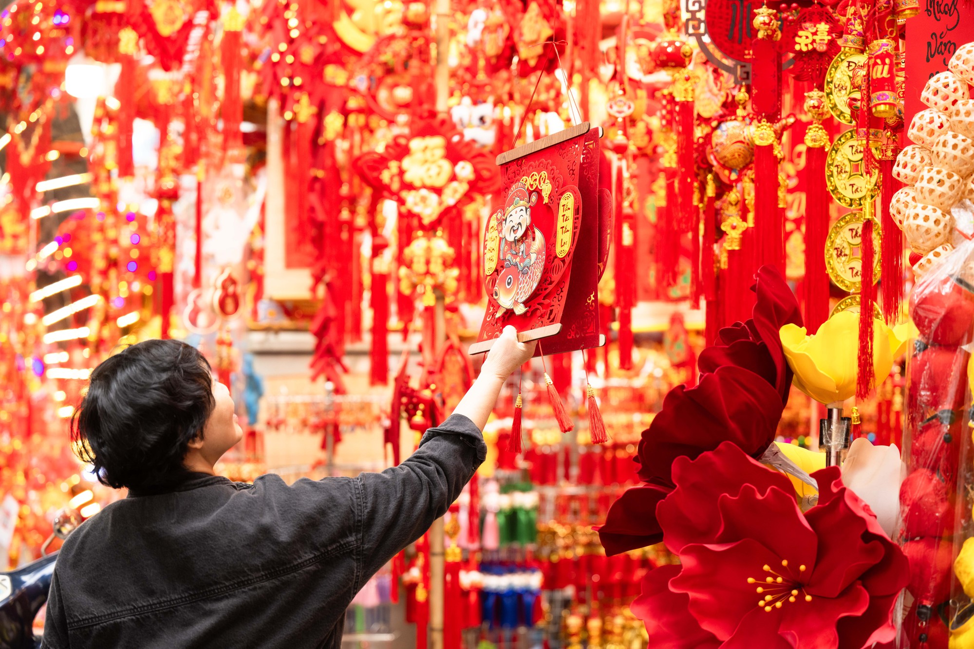 Phố H&agrave;ng M&atilde; đỏ rực những ng&agrave;y gi&aacute;p Tết: Kh&ocirc;ng c&ograve;n cảnh chen nhau chụp ảnh, d&acirc;n t&igrave;nh lặng lẽ sắm sửa đ&oacute;n xu&acirc;n- Ảnh 12.