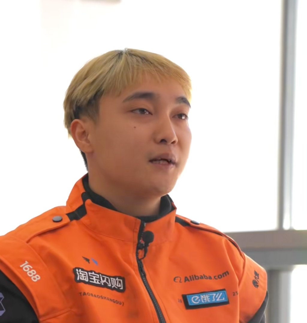 Ch&agrave;ng trai 24 tuổi trở th&agrave;nh shipper duy nhất tại huyện v&ugrave;ng s&acirc;u, mỗi ng&agrave;y chạy 200 đơn h&agrave;ng giữa n&uacute;i rừng c&ocirc; độc- Ảnh 1.