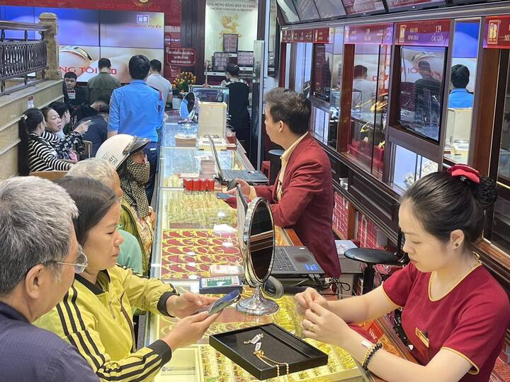 Gi&aacute; v&agrave;ng h&ocirc;m nay 12/2: Quay đầu tăng mạnh- Ảnh 1.