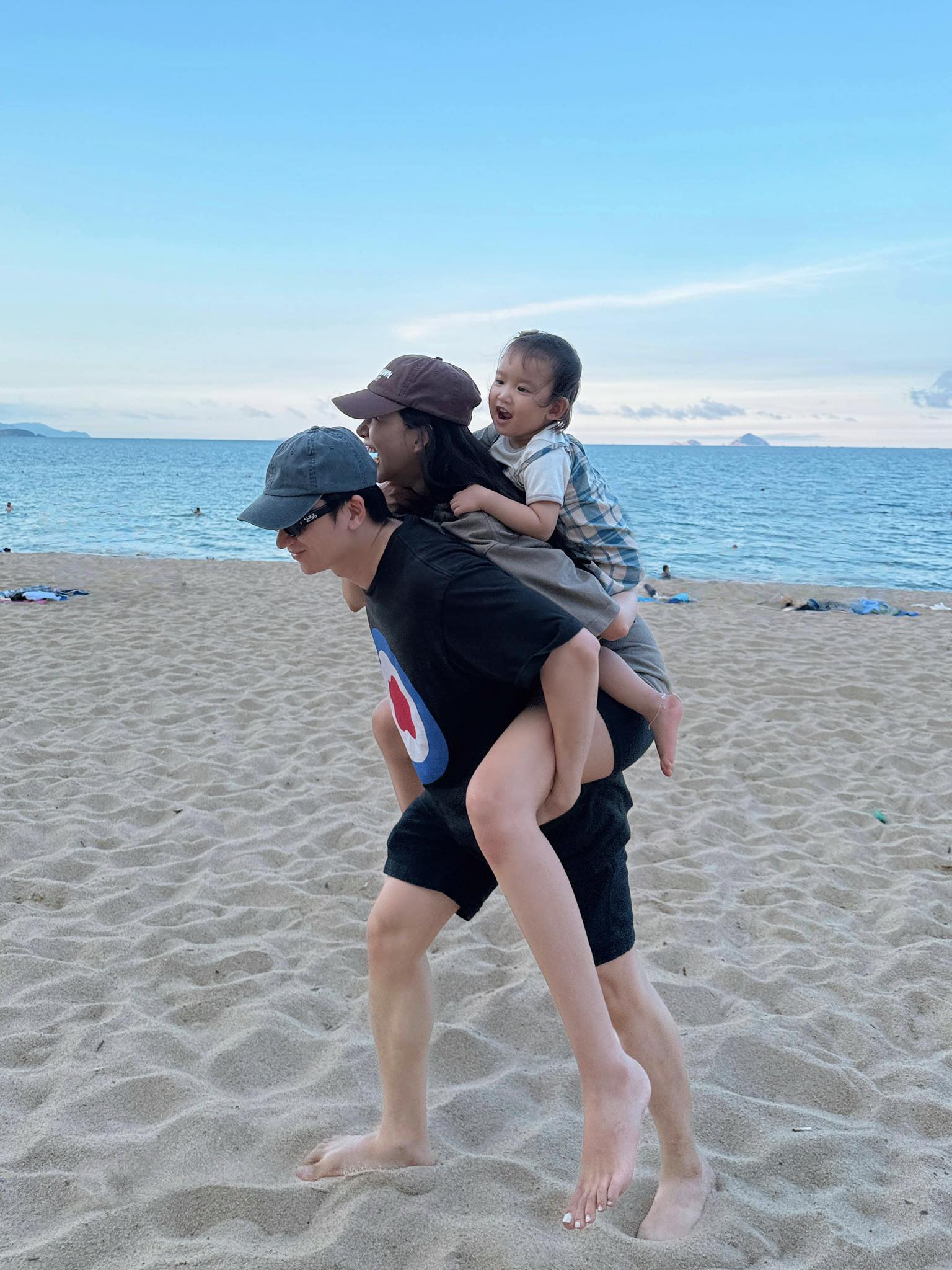 Y&ecirc;u c&ocirc; h&agrave;ng x&oacute;m, bạn th&acirc;n th&agrave;nh vợ chồng, 1 thập kỷ nắm tay: Kết h&ocirc;n như n&agrave;y mới đ&aacute;ng chứ!- Ảnh 4.