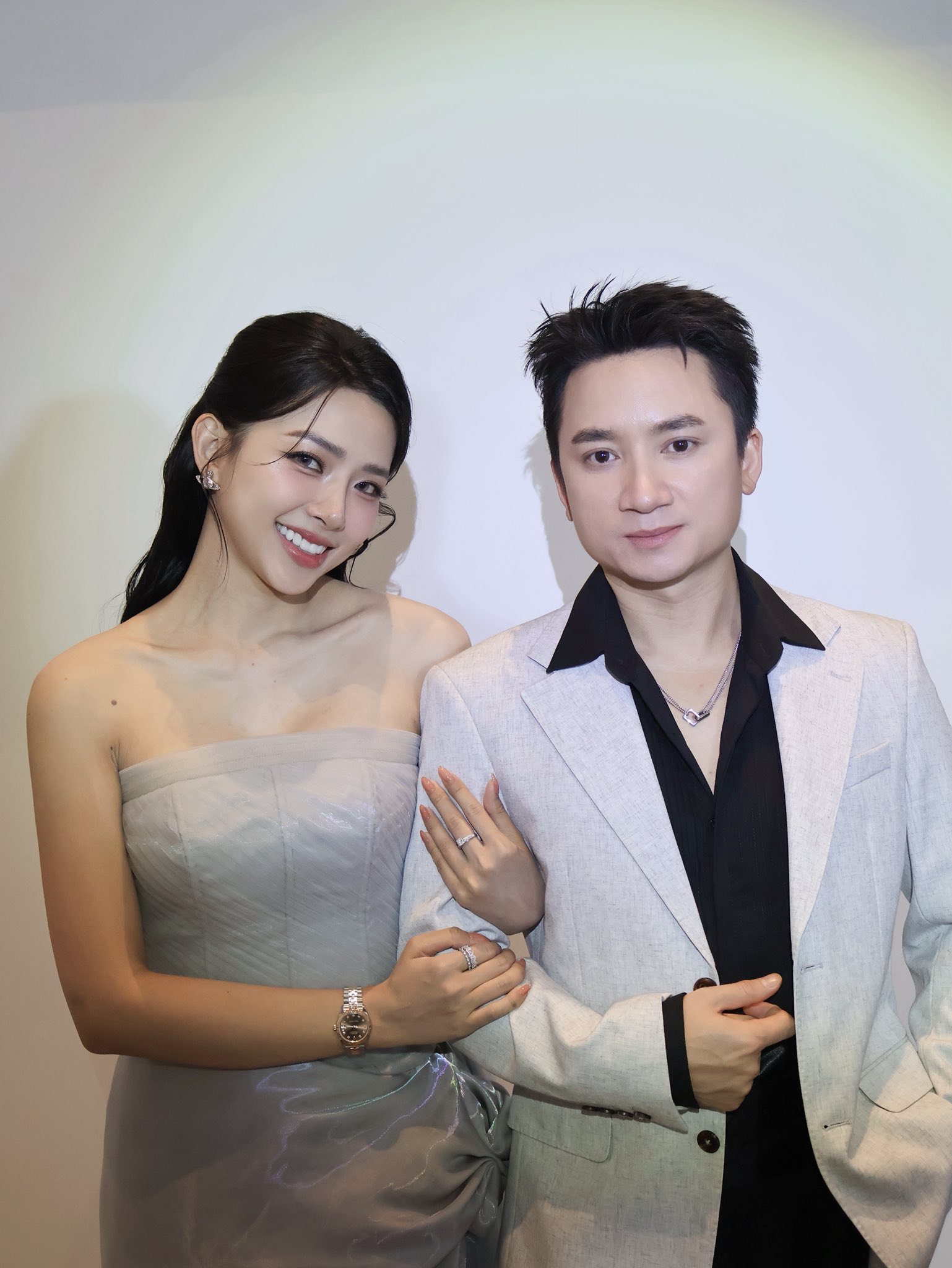 Y&ecirc;u c&ocirc; h&agrave;ng x&oacute;m, bạn th&acirc;n th&agrave;nh vợ chồng, 1 thập kỷ nắm tay: Kết h&ocirc;n như n&agrave;y mới đ&aacute;ng chứ!- Ảnh 1.