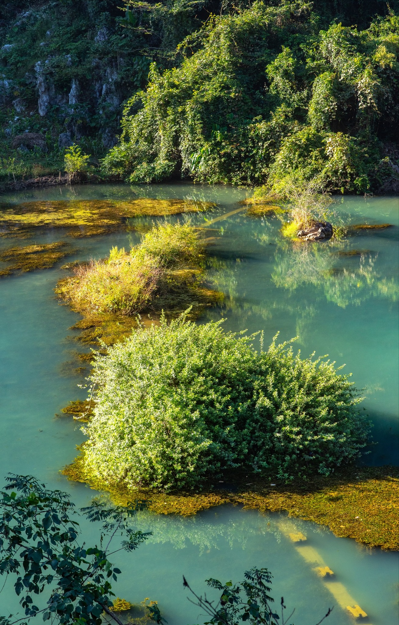 Ph&aacute;t hiện hồ nước c&aacute;ch H&agrave; Nội hơn 100km, cảnh xung quanh hoang sơ, du kh&aacute;ch nhận x&eacute;t: 