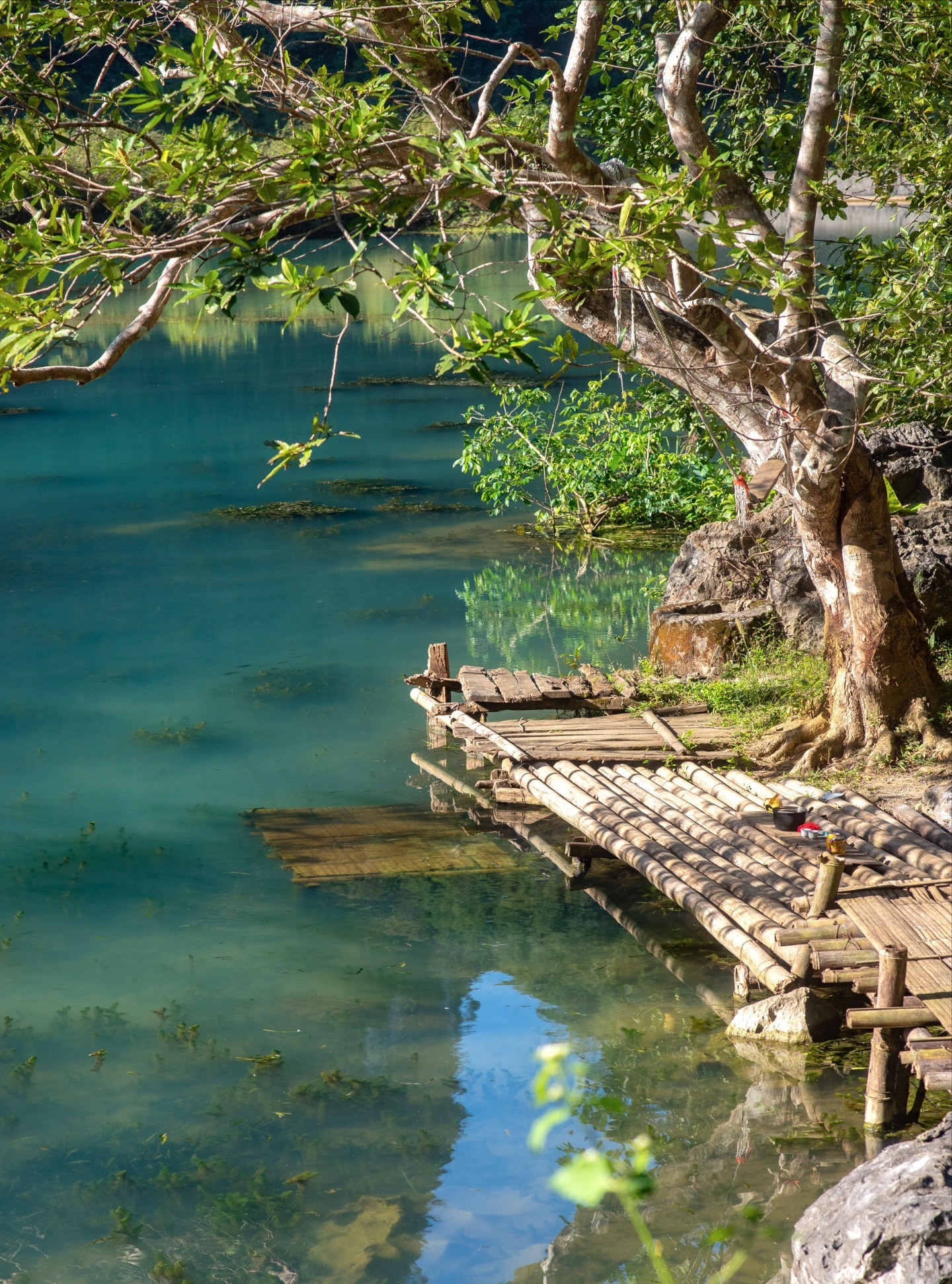 Ph&aacute;t hiện hồ nước c&aacute;ch H&agrave; Nội hơn 100km, cảnh xung quanh hoang sơ, du kh&aacute;ch nhận x&eacute;t: 