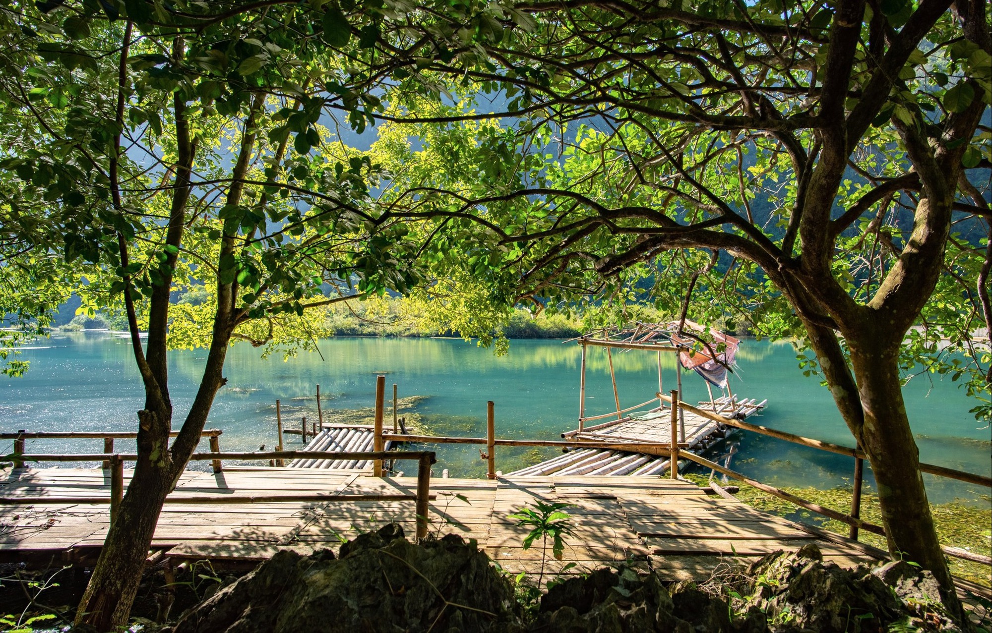 Ph&aacute;t hiện hồ nước c&aacute;ch H&agrave; Nội hơn 100km, cảnh xung quanh hoang sơ, du kh&aacute;ch nhận x&eacute;t: 