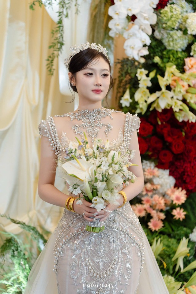 Thực hư chuyện c&ocirc; d&acirc;u T&acirc;y Ninh trong đ&aacute;m cưới trăm tỷ đi lựa v&aacute;y cưới phải đứng chen ch&uacute;c, khổ sở- Ảnh 1.