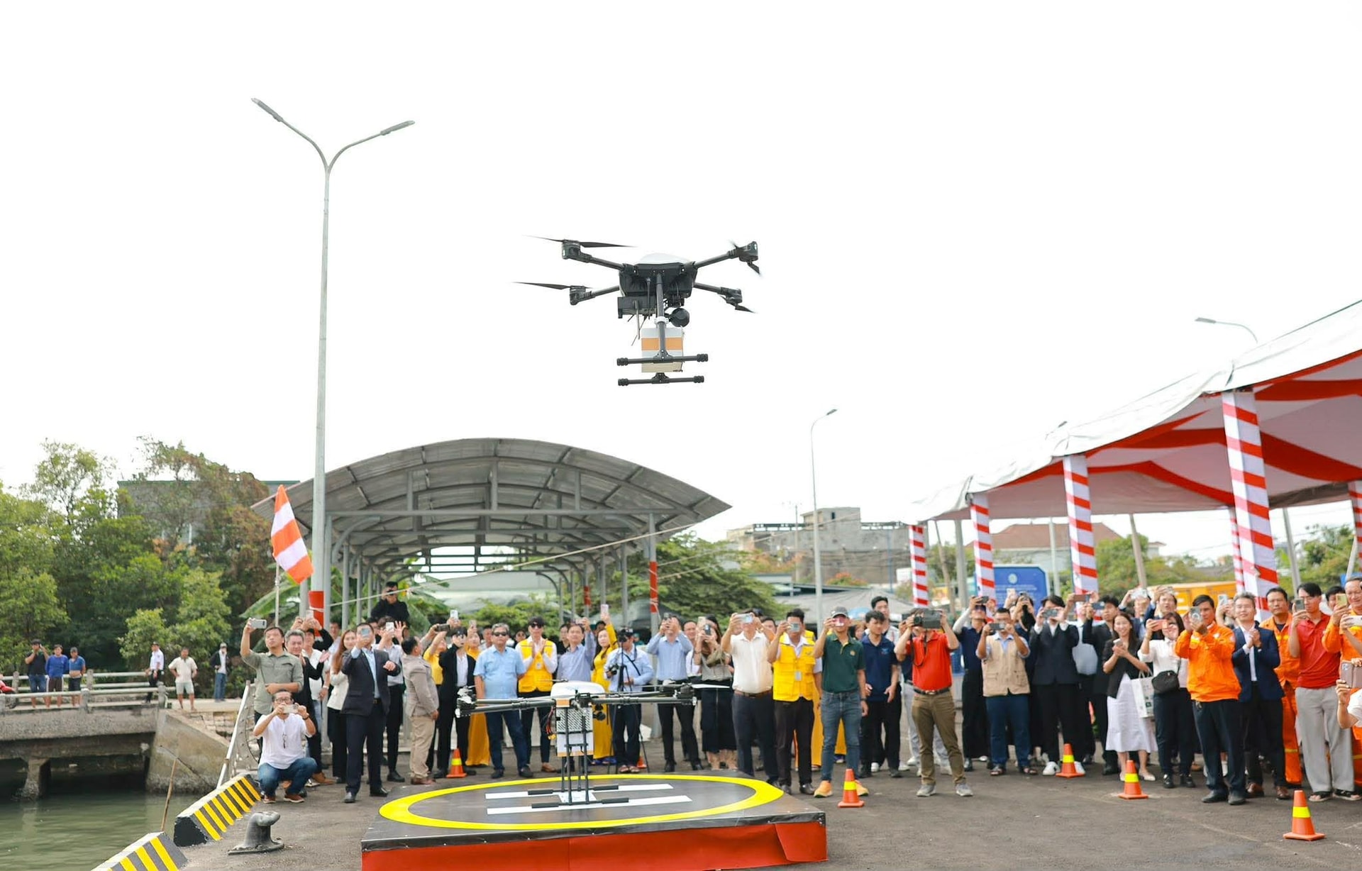 N&Oacute;NG: Ch&iacute;nh thức khai trương tuyến giao h&agrave;ng vượt biển bằng UAV đầu ti&ecirc;n, 2kg h&agrave;ng bay 12km mất 15 ph&uacute;t- Ảnh 4.