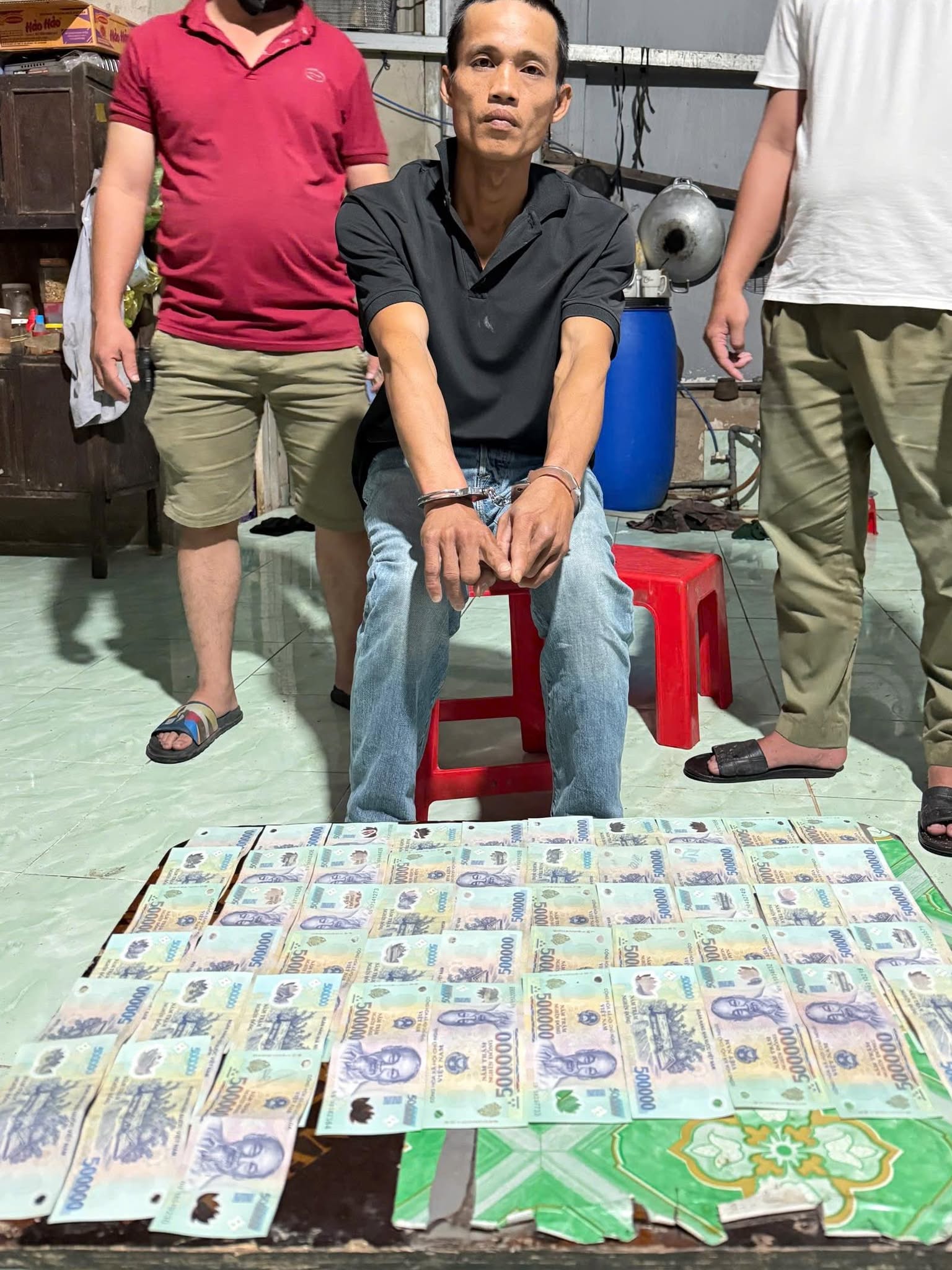 Cú "ve sầu thoát xác" không thành của gã cướp tiệm vàng: Trèo tường, băng vườn dừa lẩn trốn vẫn bị tóm gọn khi đang... "phê" ma túy- Ảnh 1.