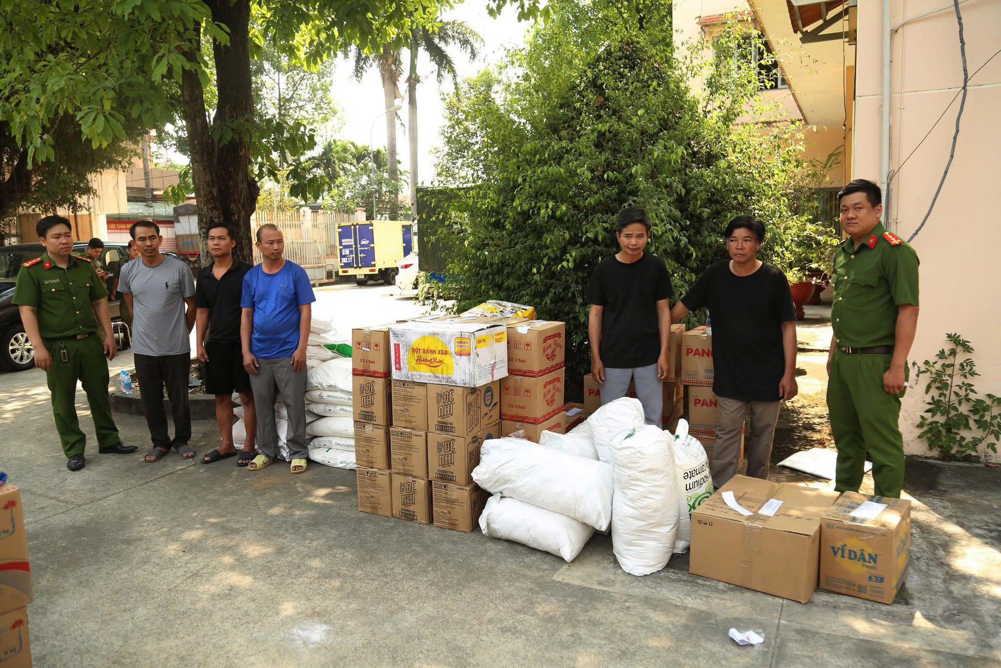 Triệt ph&aacute; "c&ocirc;ng xưởng" ph&ugrave; ph&eacute;p h&agrave;ng chục tấn bột ngọt, nước mắm, bột giặt giả tuồn ra c&aacute;c tiệm tạp h&oacute;a- Ảnh 4.