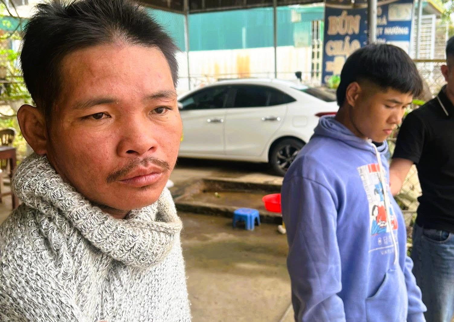 Thiếu tiền ti&ecirc;u Tết, 2 thanh ni&ecirc;n trộm tr&acirc;u xẻ thịt mang b&aacute;n- Ảnh 1.