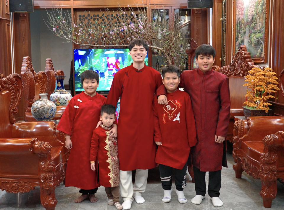 Dụi mắt kh&ocirc;ng nhận ra Văn To&agrave;n, rời s&acirc;n cỏ l&agrave; 