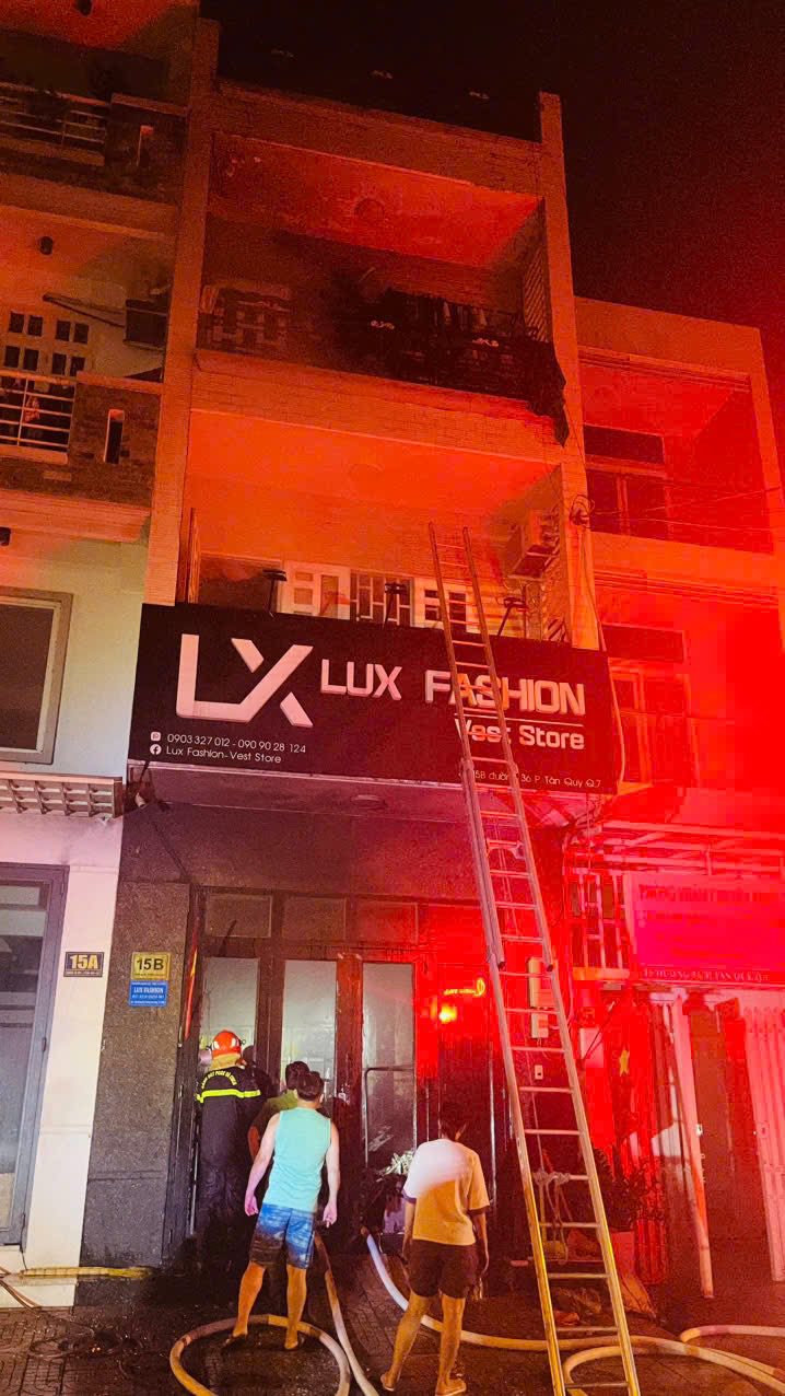 "Cảm ơn c&aacute;c anh v&igrave; đ&atilde; cho ch&uacute;ng em được sống lại th&ecirc;m một lần nữa!": L&aacute; thư của gia đ&igrave;nh 4 người được cứu khỏi biển lửa ở TP.HCM g&acirc;y x&uacute;c động- Ảnh 1.