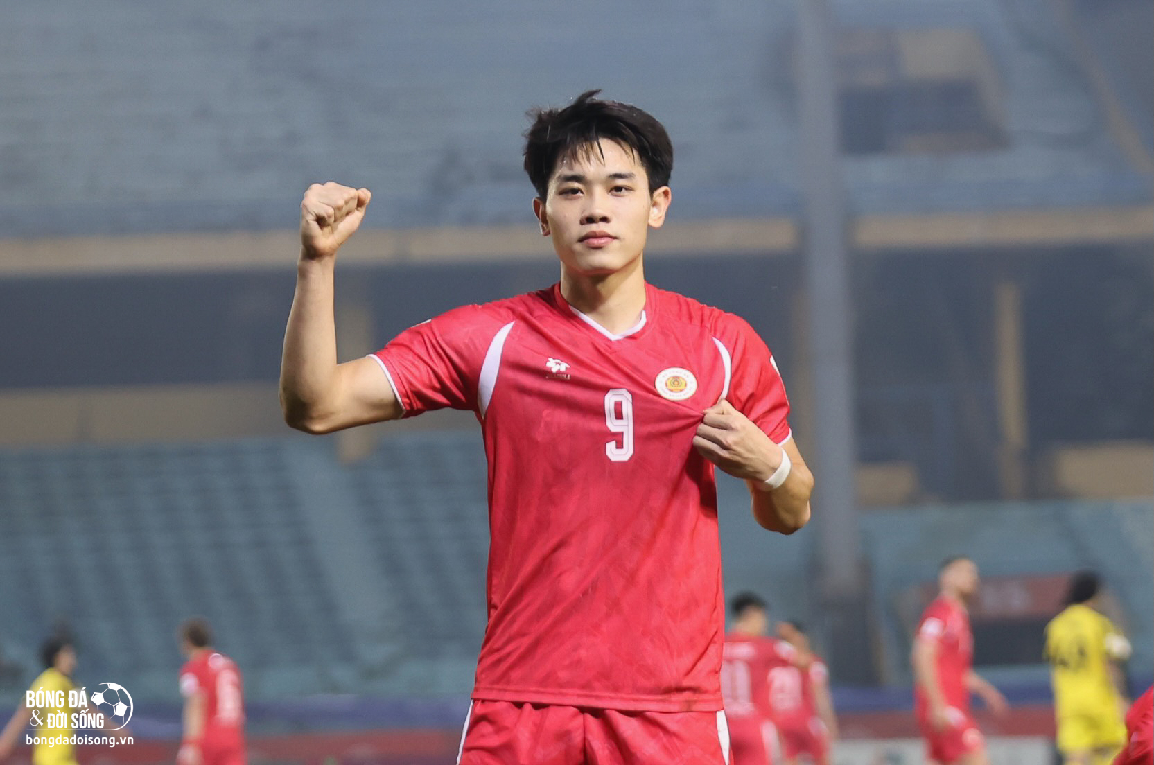 CĐV Đ&ocirc;ng Nam &Aacute; x&ocirc;n xao, ngả mũ th&aacute;n phục Đ&igrave;nh Bắc- Ảnh 1.