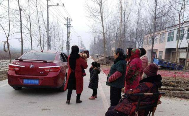 Về qu&ecirc; ăn Tết, vợ chọn đi xe cũ n&aacute;t, kh&ocirc;ng tặng qu&agrave; cho ai: Su&yacute;t c&atilde;i nhau cho đến khi chồng ph&aacute;t hiện ra 1 sự thật- Ảnh 1.