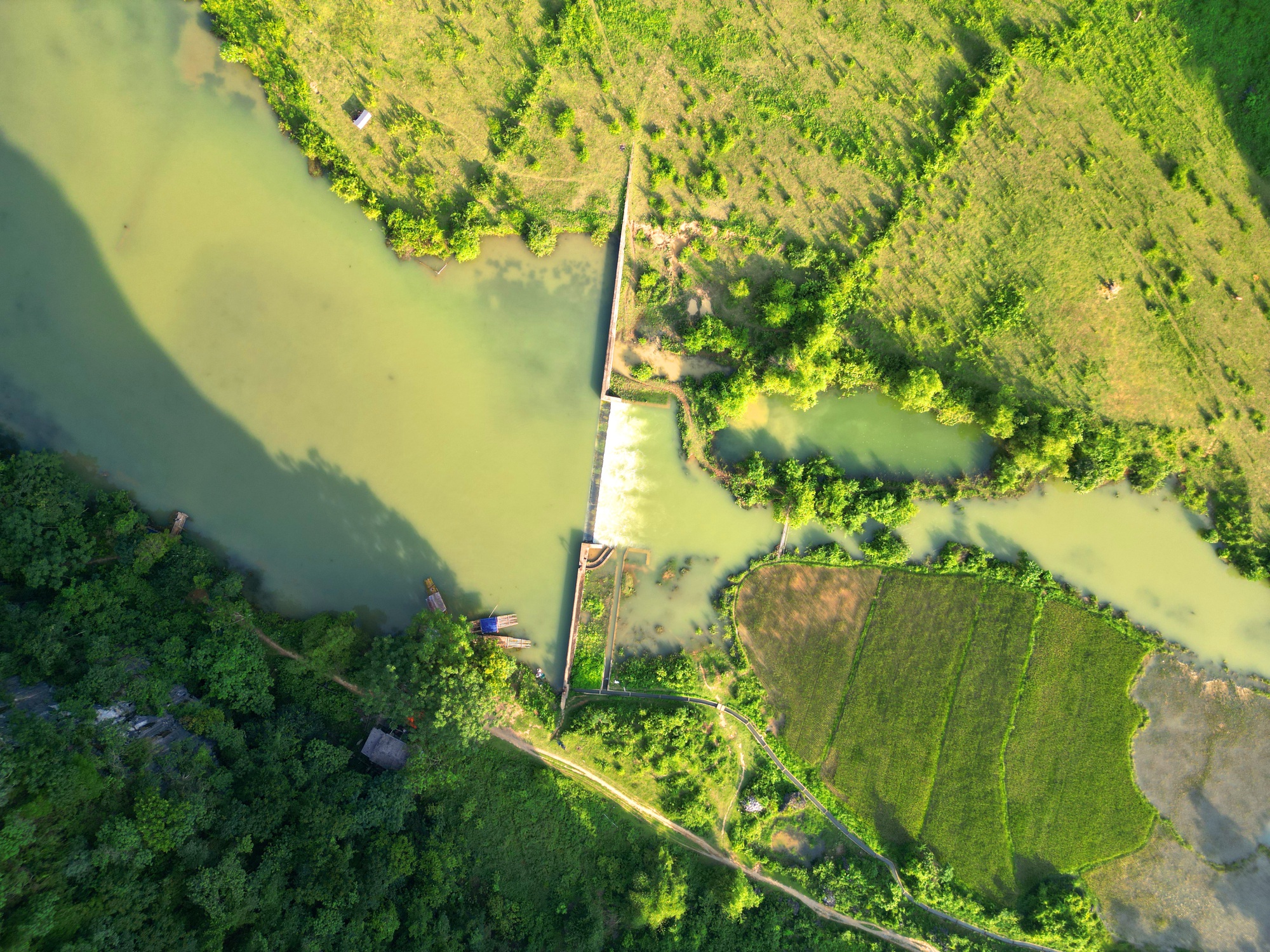 Ph&aacute;t hiện hồ nước c&aacute;ch H&agrave; Nội hơn 100km, cảnh xung quanh hoang sơ, du kh&aacute;ch nhận x&eacute;t: "Xanh như ngọc"- Ảnh 4.