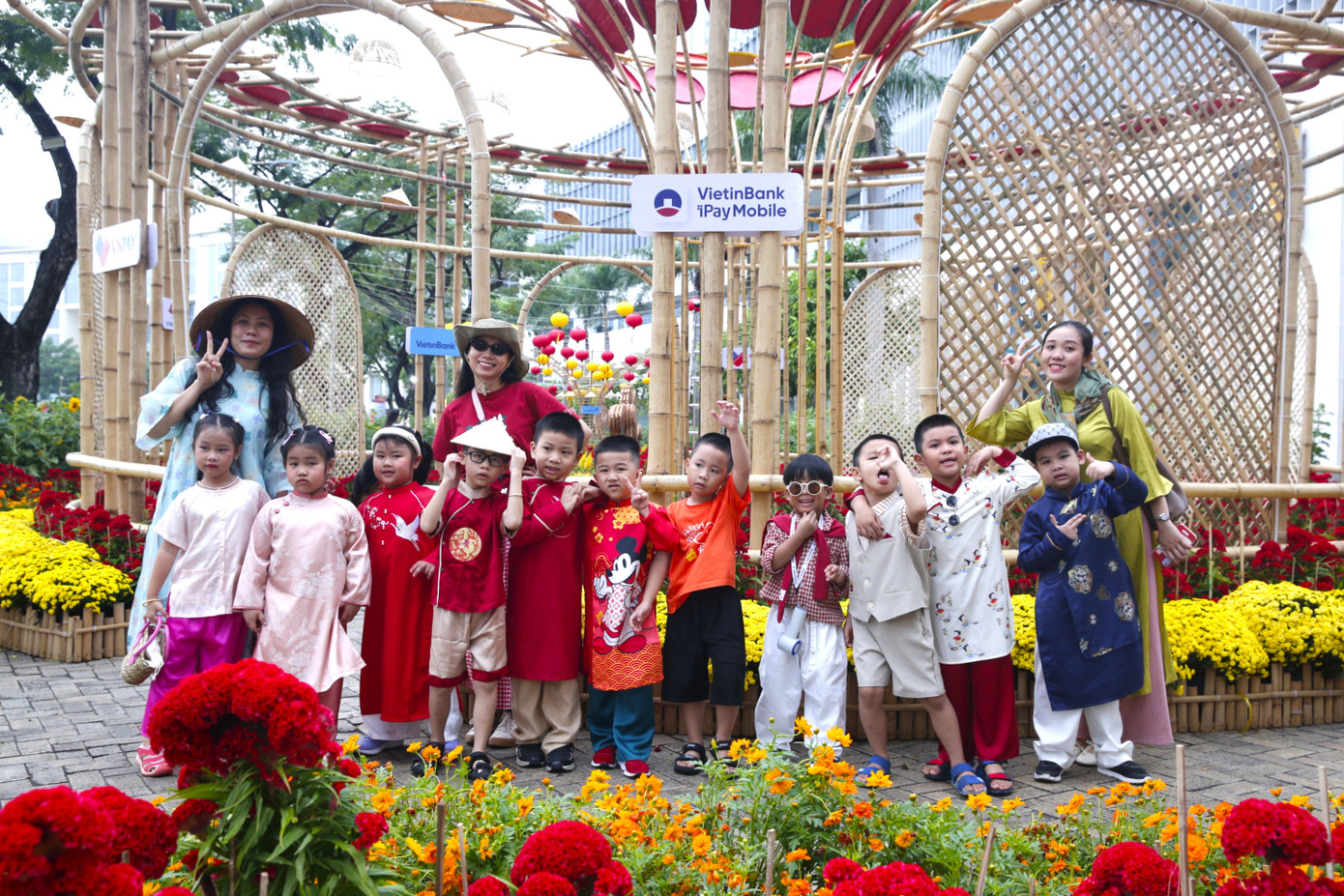 Kh&aacute;m ph&aacute; đường hoa 'khu nh&agrave; gi&agrave;u' ở TPHCM- Ảnh 2.