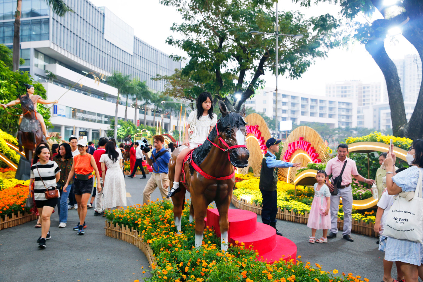 Kh&aacute;m ph&aacute; đường hoa 'khu nh&agrave; gi&agrave;u' ở TPHCM- Ảnh 3.