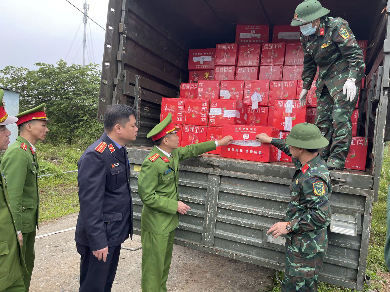 Cận cảnh 615 th&ugrave;ng carton m&agrave;u đỏ nặng 10.890,6 kg được kiểm đếm, ni&ecirc;m phong rồi ti&ecirc;u hủy đồng loạt: B&ecirc;n trong chứa g&igrave;?- Ảnh 1.