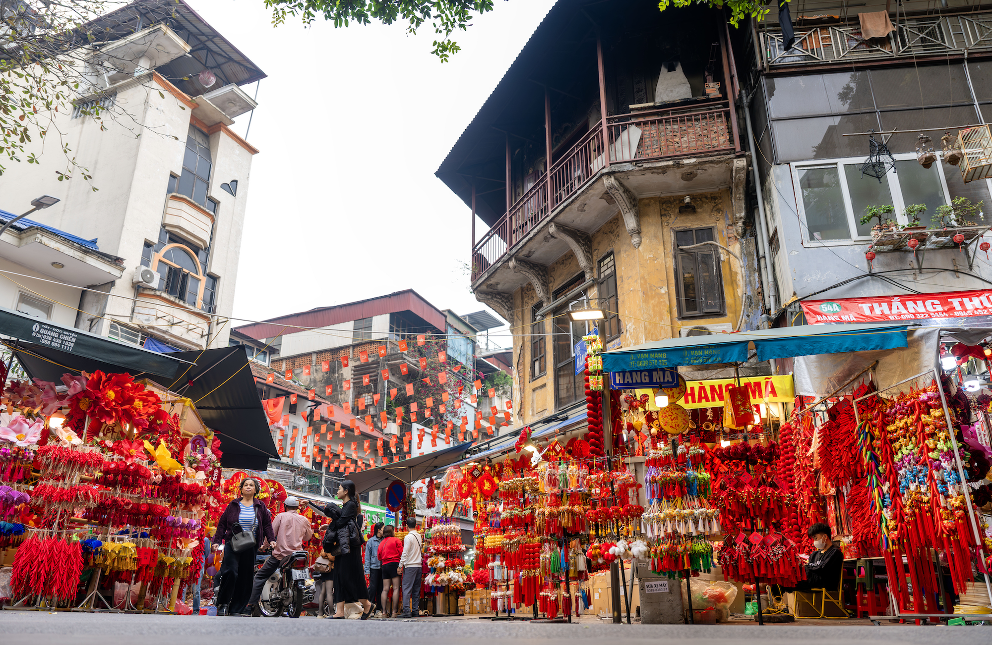 Phố H&agrave;ng M&atilde; đỏ rực những ng&agrave;y gi&aacute;p Tết: Kh&ocirc;ng c&ograve;n cảnh chen nhau chụp ảnh, d&acirc;n t&igrave;nh lặng lẽ sắm sửa đ&oacute;n xu&acirc;n- Ảnh 20.
