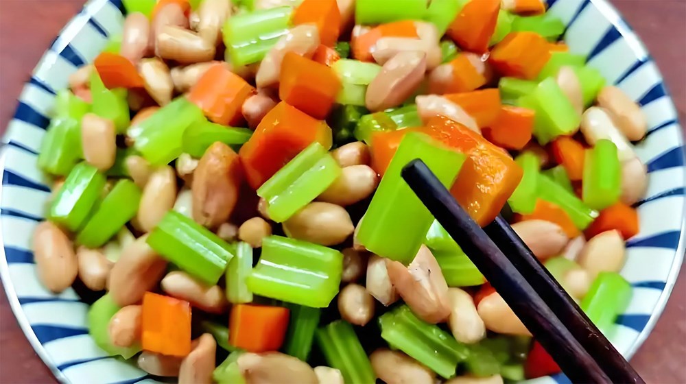 Đ&agrave;n &ocirc;ng bổ gan th&igrave; mạnh mẽ, phụ nữ bổ gan th&igrave; ng&agrave;y c&agrave;ng trẻ đẹp: M&ugrave;a xu&acirc;n h&atilde;y ăn 4 loại rau n&agrave;y để giải độc, hết n&oacute;ng trong v&agrave; gan khỏe mạnh