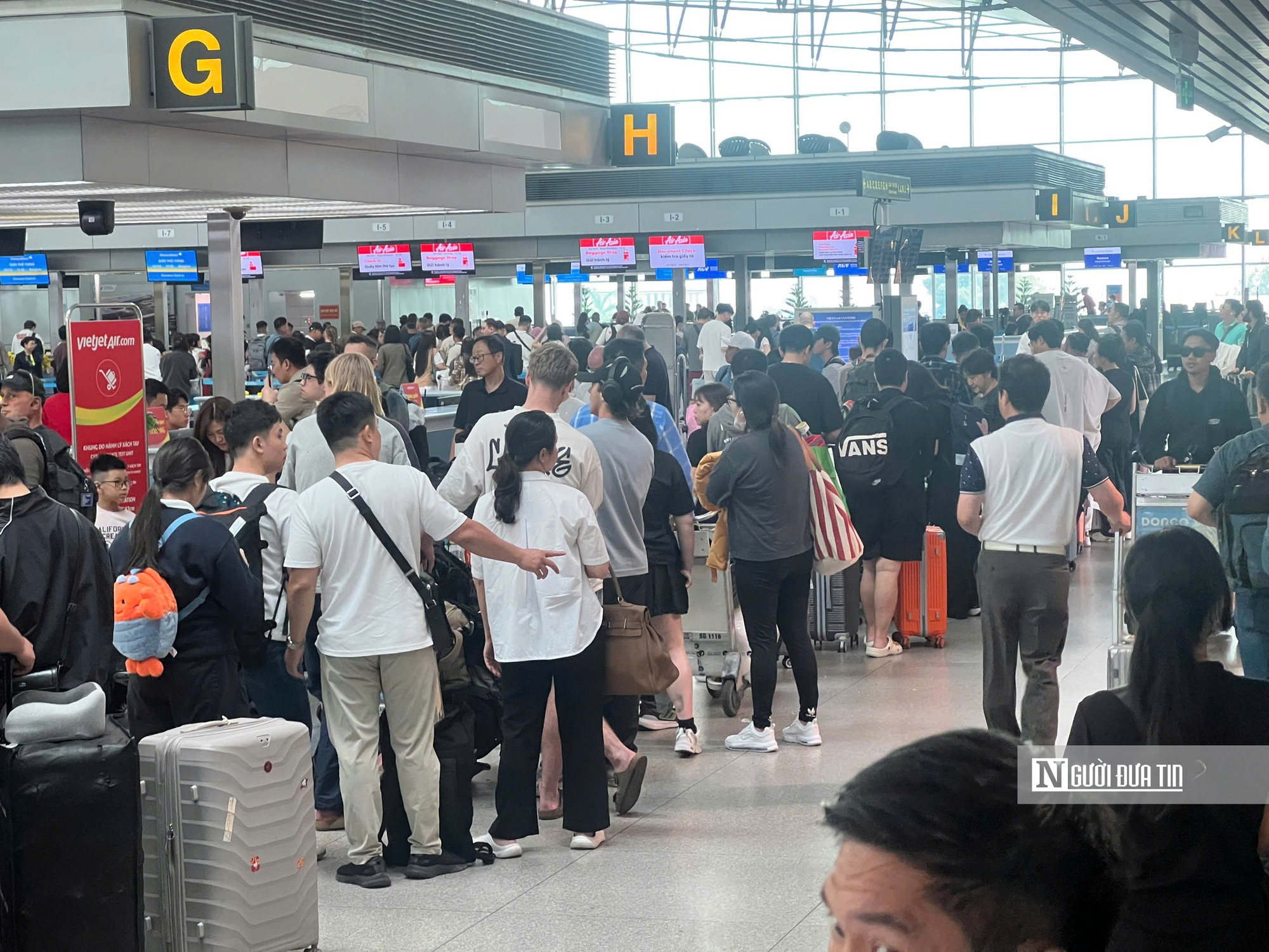 Kh&aacute;ch đổ về s&acirc;n bay T&acirc;n Sơn Nhất tăng "khủng" dịp Tết, người d&acirc;n cần lưu &yacute; lịch tr&igrave;nh- Ảnh 1.