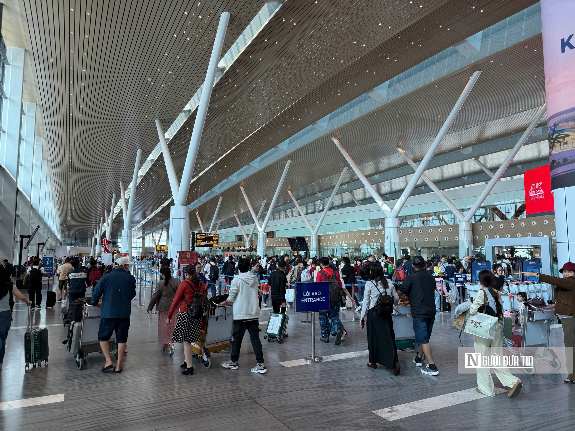 Kh&aacute;ch đổ về s&acirc;n bay T&acirc;n Sơn Nhất tăng "khủng" dịp Tết, người d&acirc;n cần lưu &yacute; lịch tr&igrave;nh- Ảnh 2.