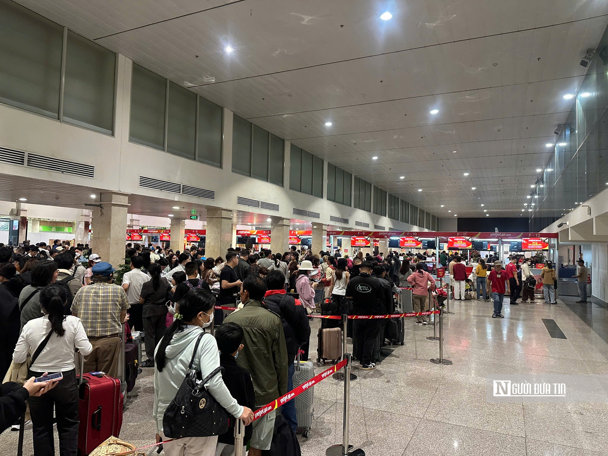 Kh&aacute;ch đổ về s&acirc;n bay T&acirc;n Sơn Nhất tăng "khủng" dịp Tết, người d&acirc;n cần lưu &yacute; lịch tr&igrave;nh- Ảnh 3.