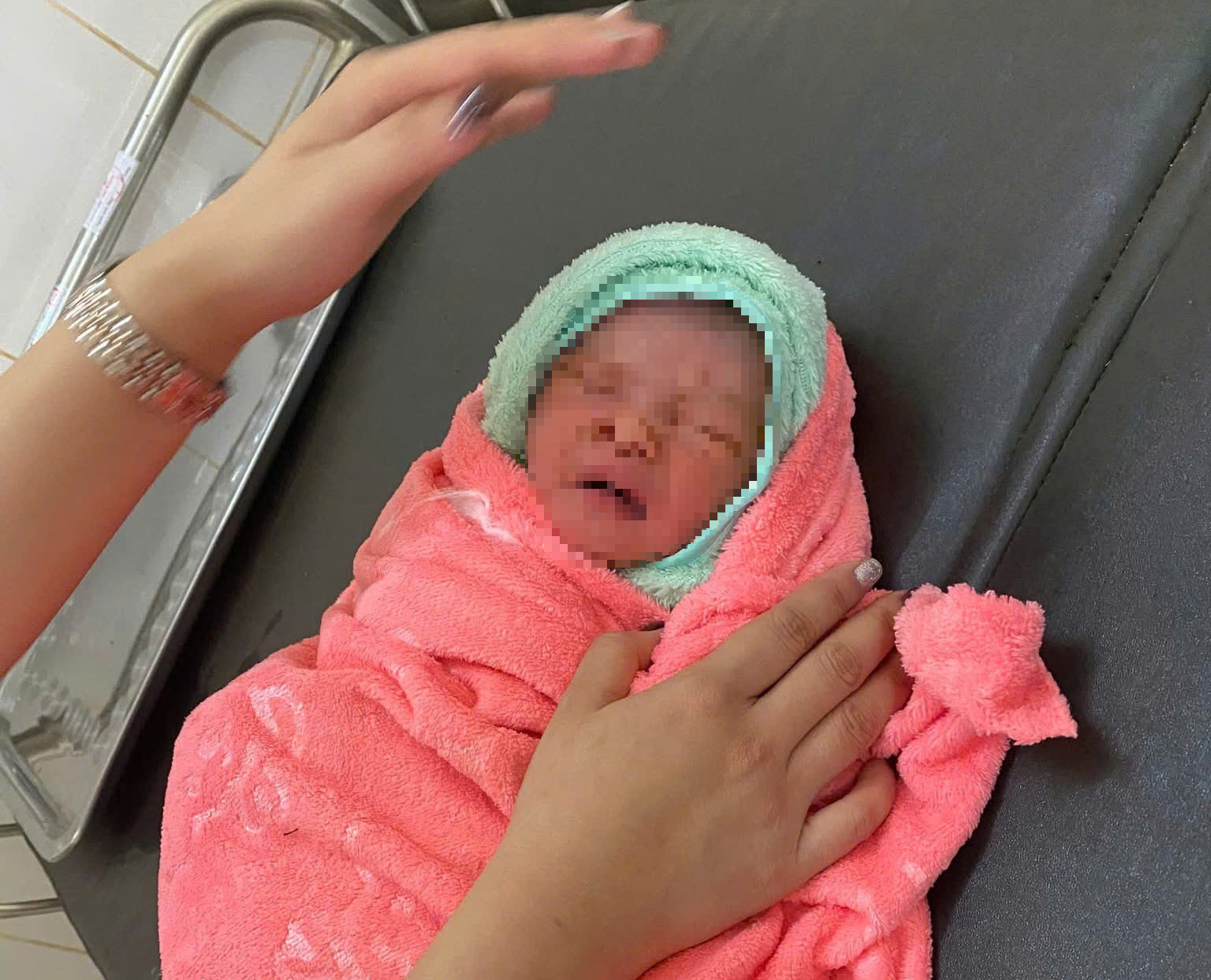 Th&ocirc;ng tin g&acirc;y sốc về vụ việc trẻ sơ sinh bị bỏ rơi tr&ecirc;n rẫy vắng- Ảnh 1.