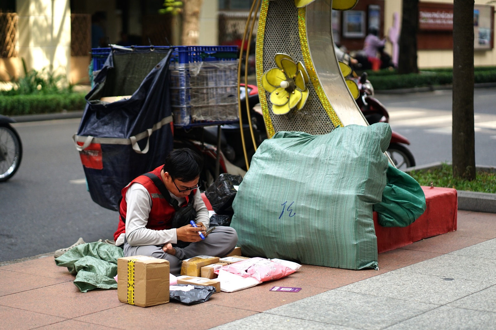 Chỉ ăn 1 bữa, giao 200 - 300 đơn/ng&agrave;y: Shipper &ldquo;chạy đua&rdquo; từng ph&uacute;t trước giờ chốt sổ cuối năm- Ảnh 3.