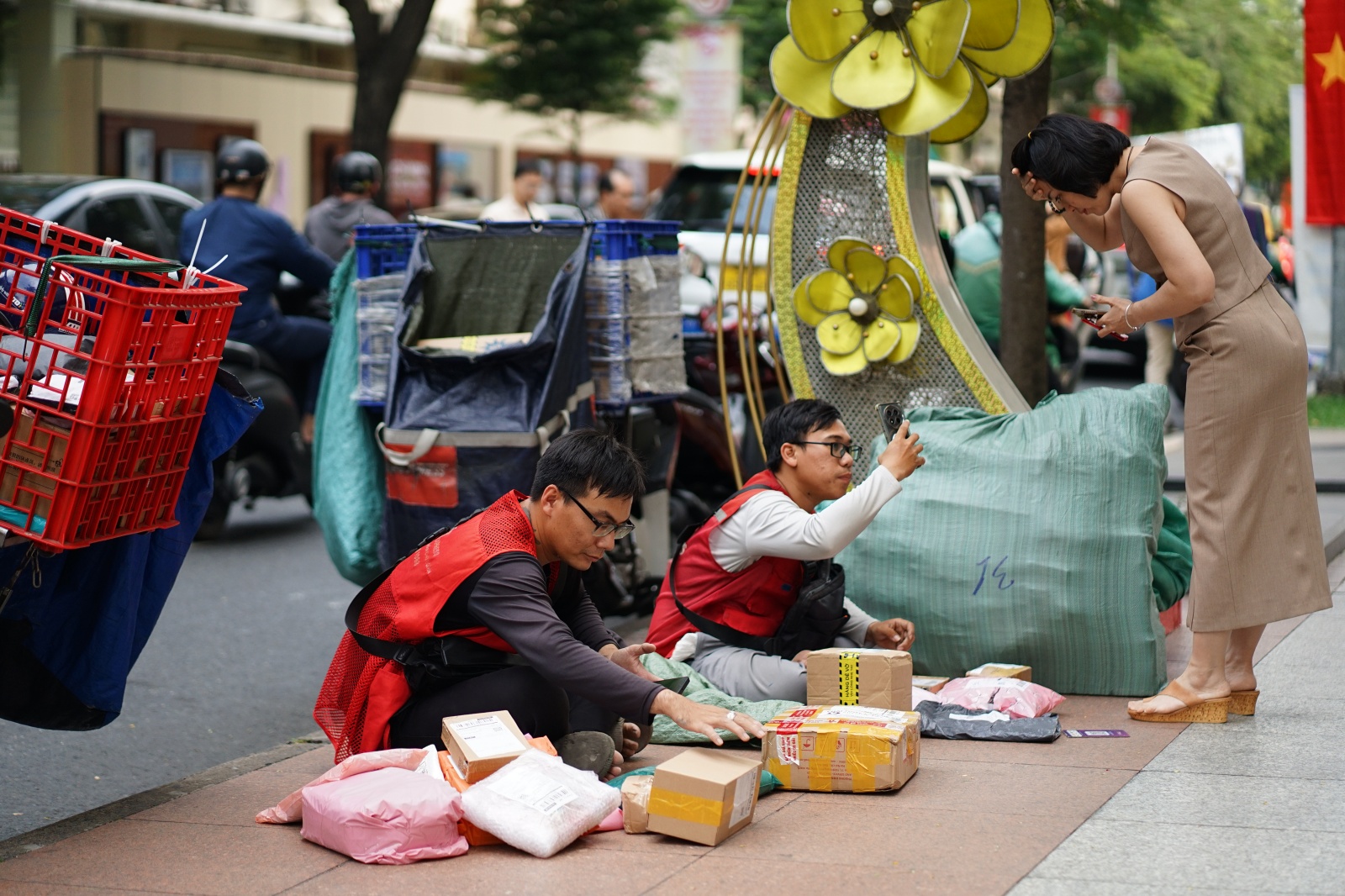 Chỉ ăn 1 bữa, giao 200 - 300 đơn/ng&agrave;y: Shipper &ldquo;chạy đua&rdquo; từng ph&uacute;t trước giờ chốt sổ cuối năm- Ảnh 1.