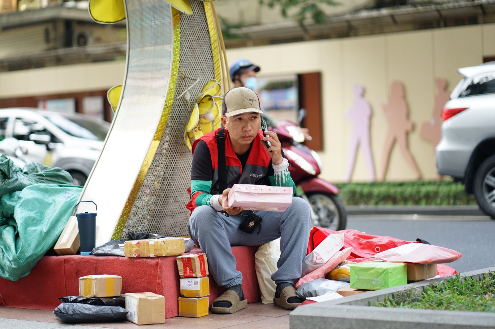 Chỉ ăn 1 bữa, giao 200 - 300 đơn/ng&agrave;y: Shipper &ldquo;chạy đua&rdquo; từng ph&uacute;t trước giờ chốt sổ cuối năm- Ảnh 4.