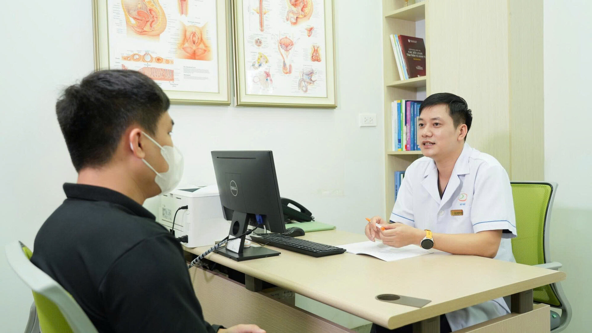 Cuối năm "bung x&otilde;a" tiệc tất ni&ecirc;n, nam giới đi kh&aacute;m bệnh t&igrave;nh dục gia tăng: B&aacute;c sĩ cảnh b&aacute;o "n&oacute;ng" tới 15.000 bệnh nh&acirc;n- Ảnh 1.