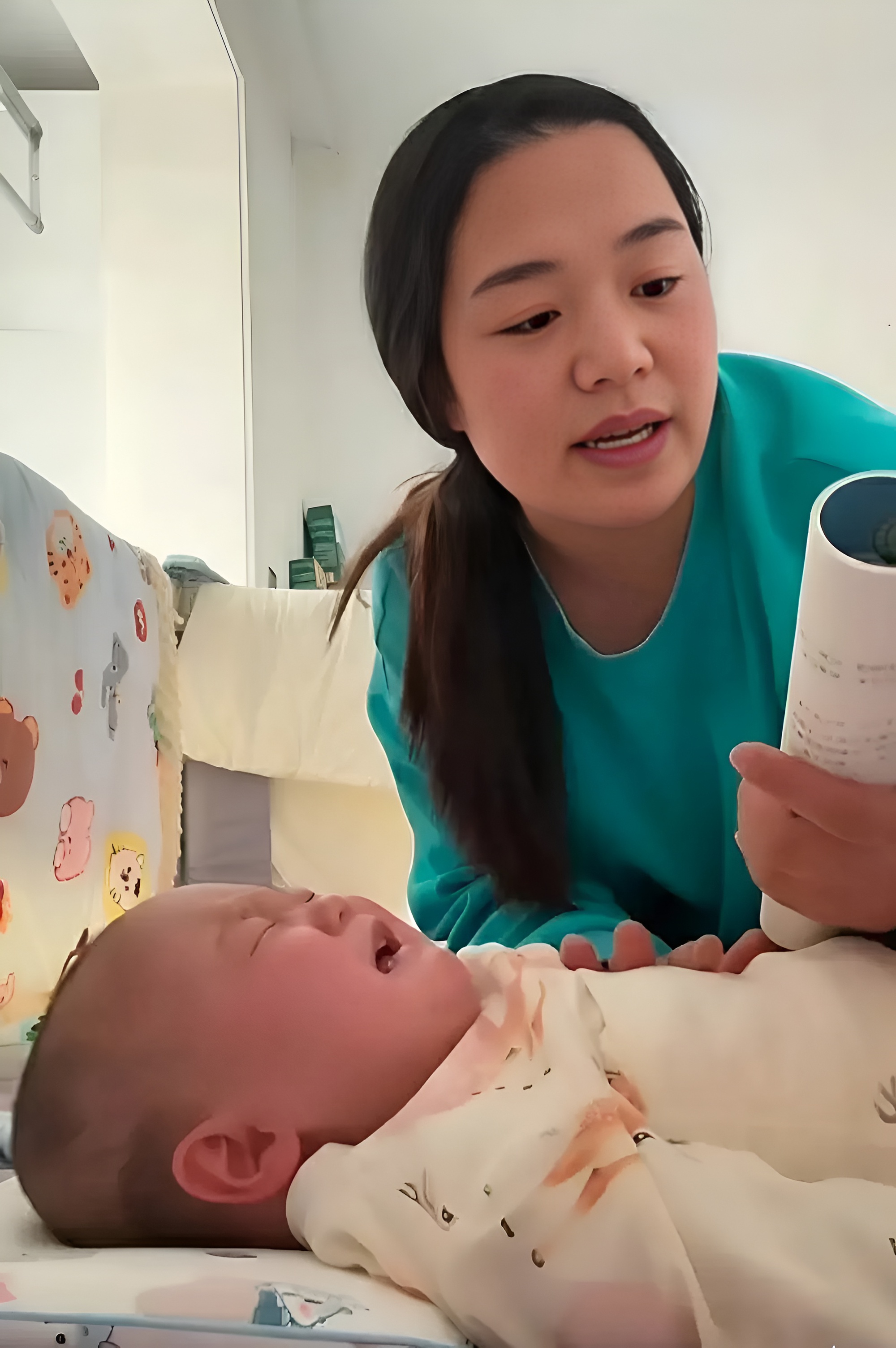 Người mẹ trẻ d&ugrave;ng s&aacute;ch To&aacute;n để dỗ con ngủ: Thu h&uacute;t hơn 400.000 lượt th&iacute;ch nhưng kh&ocirc;ng ho&agrave;n to&agrave;n ủng hộ- Ảnh 1.