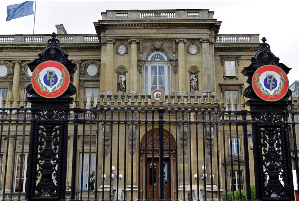 Tổng thống Ph&aacute;p b&agrave;ng ho&agrave;ng v&igrave; vụ nh&agrave; ngoại giao tuồn t&agrave;i liệu cho tỷ ph&uacute; ấu d&acirc;m Epstein- Ảnh 1.