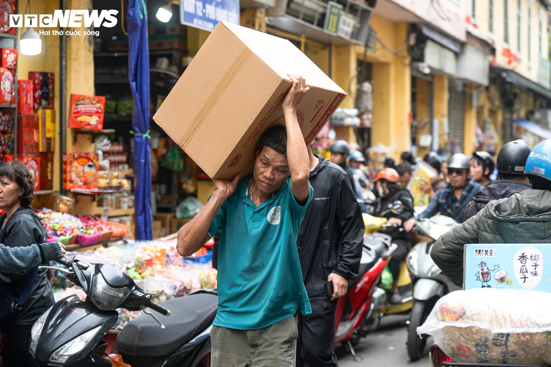 Người d&acirc;n đổ về sắm Tết, phố cổ H&agrave; Nội kẹt cứng dịp cuối năm- Ảnh 9.