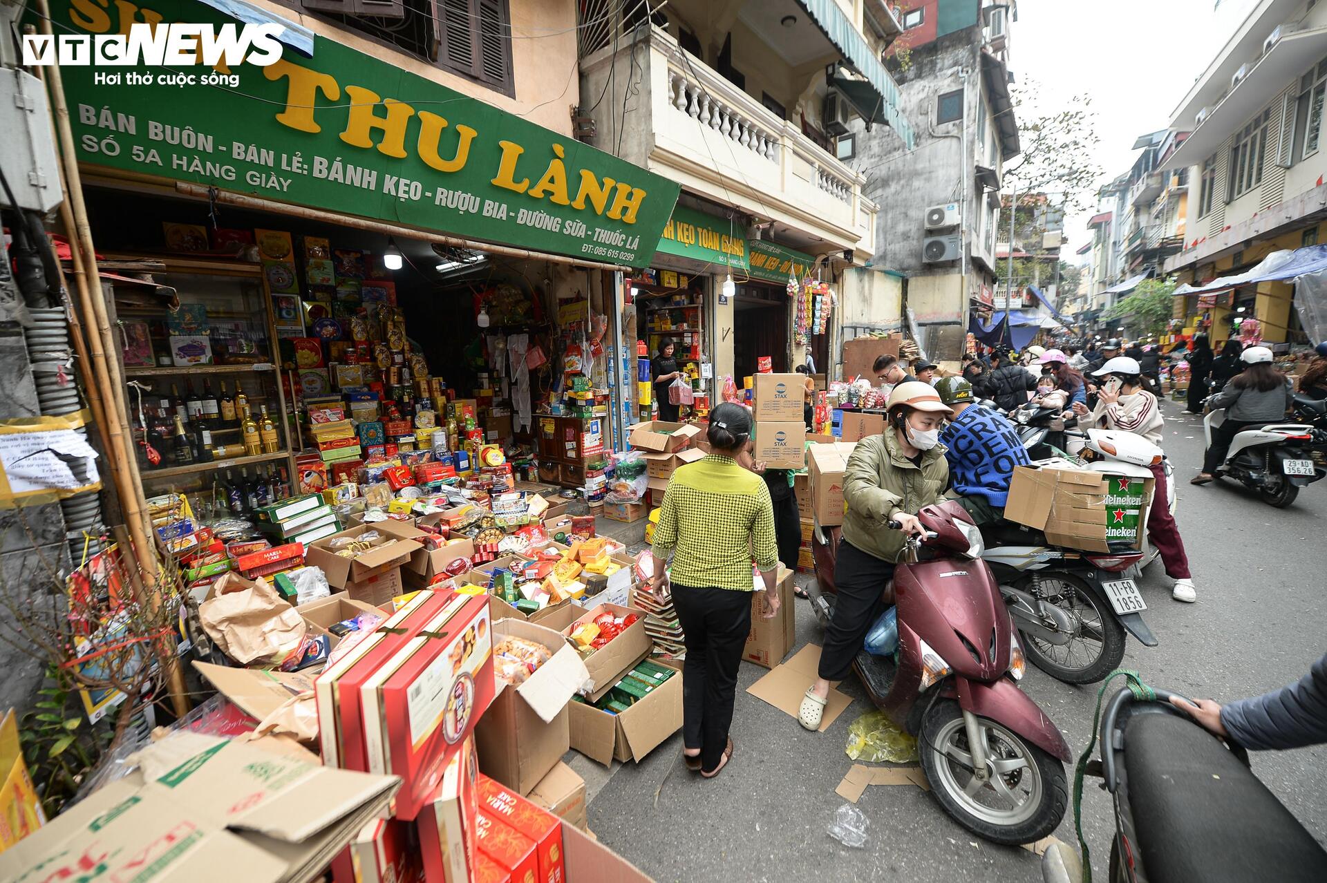 Người d&acirc;n đổ về sắm Tết, phố cổ H&agrave; Nội kẹt cứng dịp cuối năm- Ảnh 14.